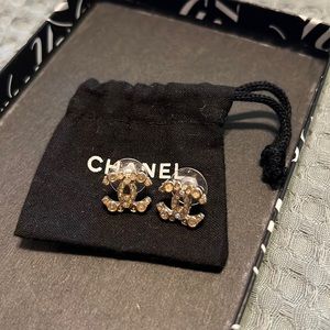 CHANEL CC classic logo stud earrings